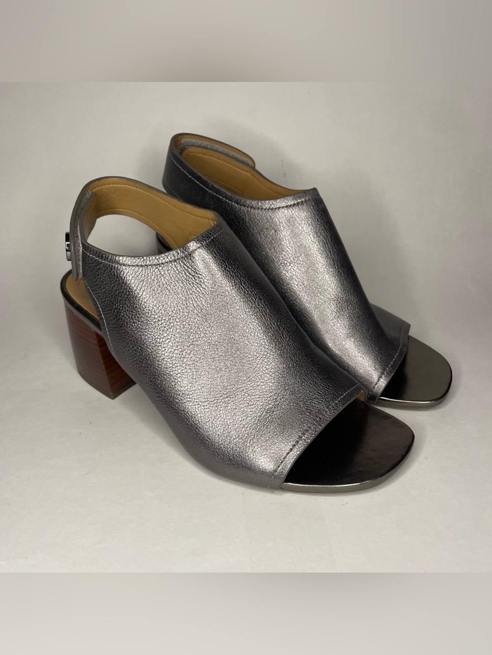 VIONIC Valencia Women's Size 7 Silver Pewter Metal Leather Heel Chic Resortwear